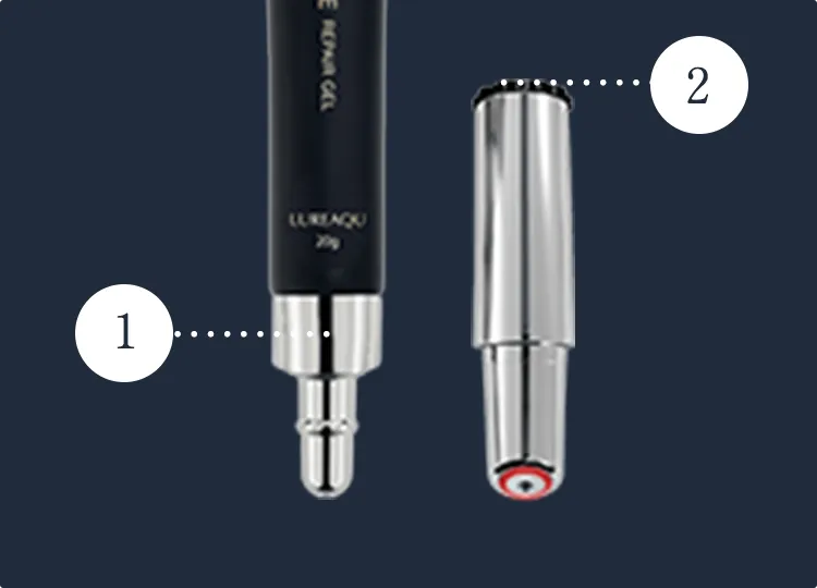 チューブ根本のキャップを回して外す、黒いキャップを回して外す